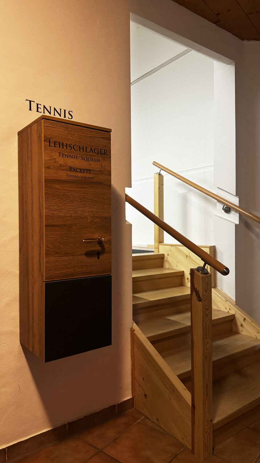 Schrank f&uuml;r Leihschl&auml;ger im Eingangsbereich