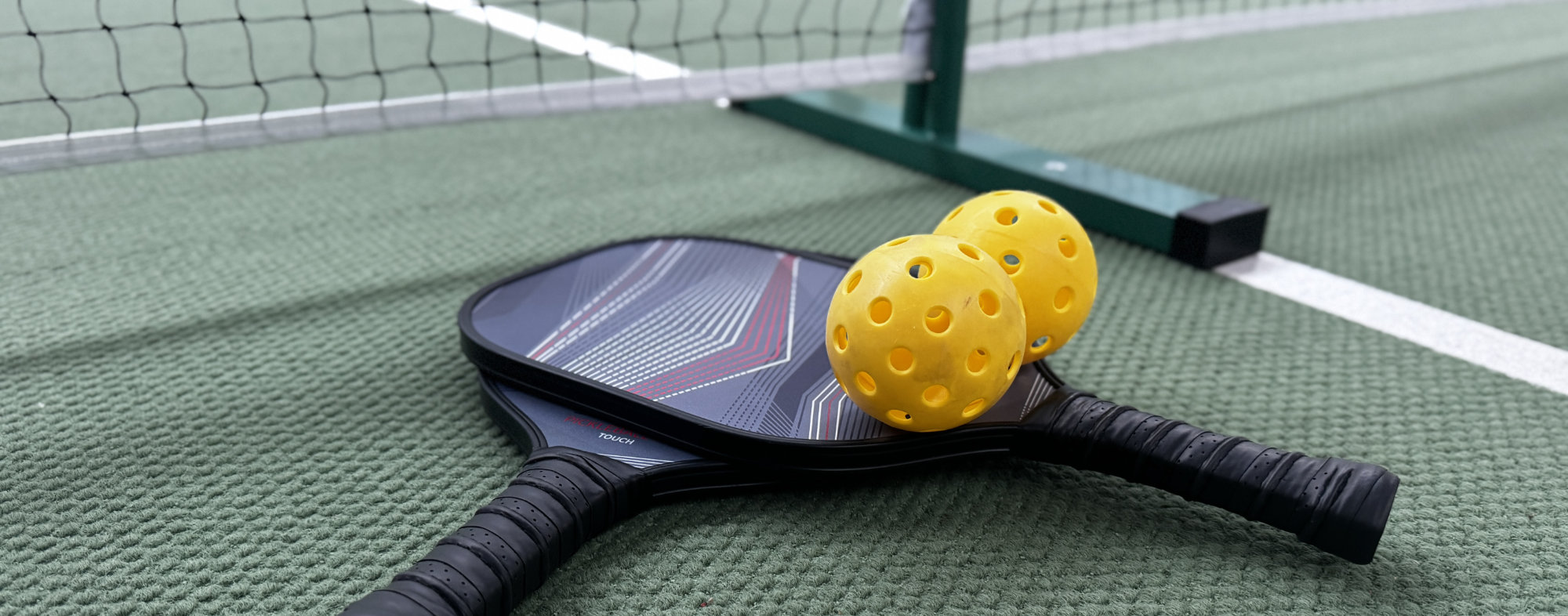 2 Pickleball-Schl&auml;ger mit 2 gelben B&auml;llen