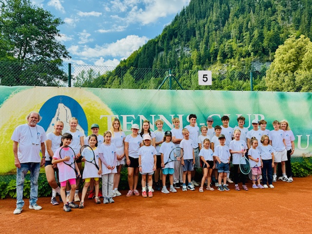 Tennisbegeisterte Kinder als Neumitglieder im TC Oberammergau